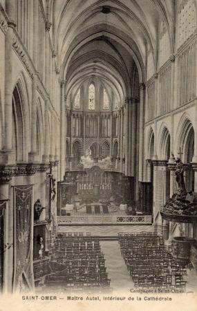 Cette vue a été prise des Grandes Orgues on aperçoit sur la droite la chaire et le fond le Maître Autel.